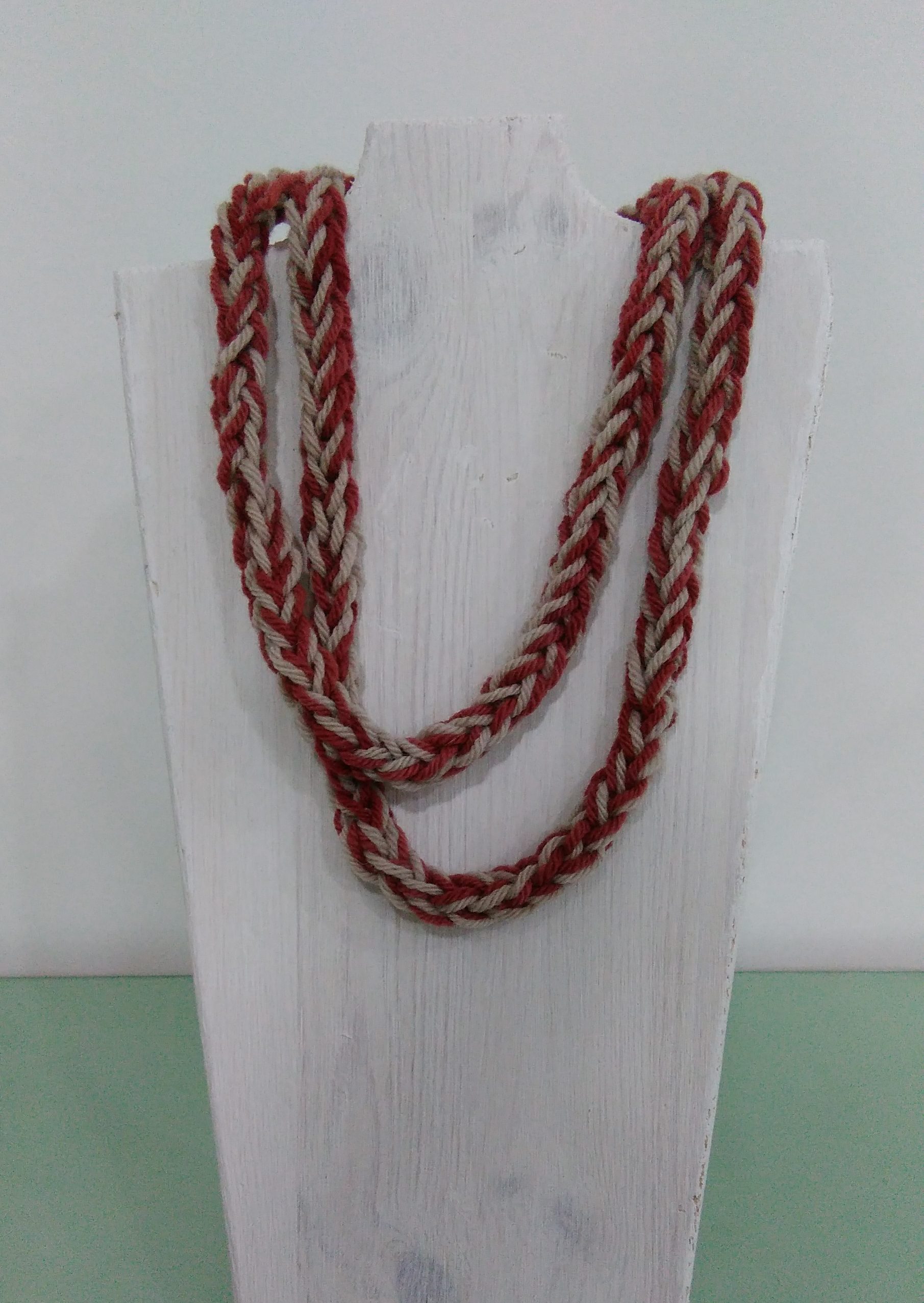collana di lana rossa
