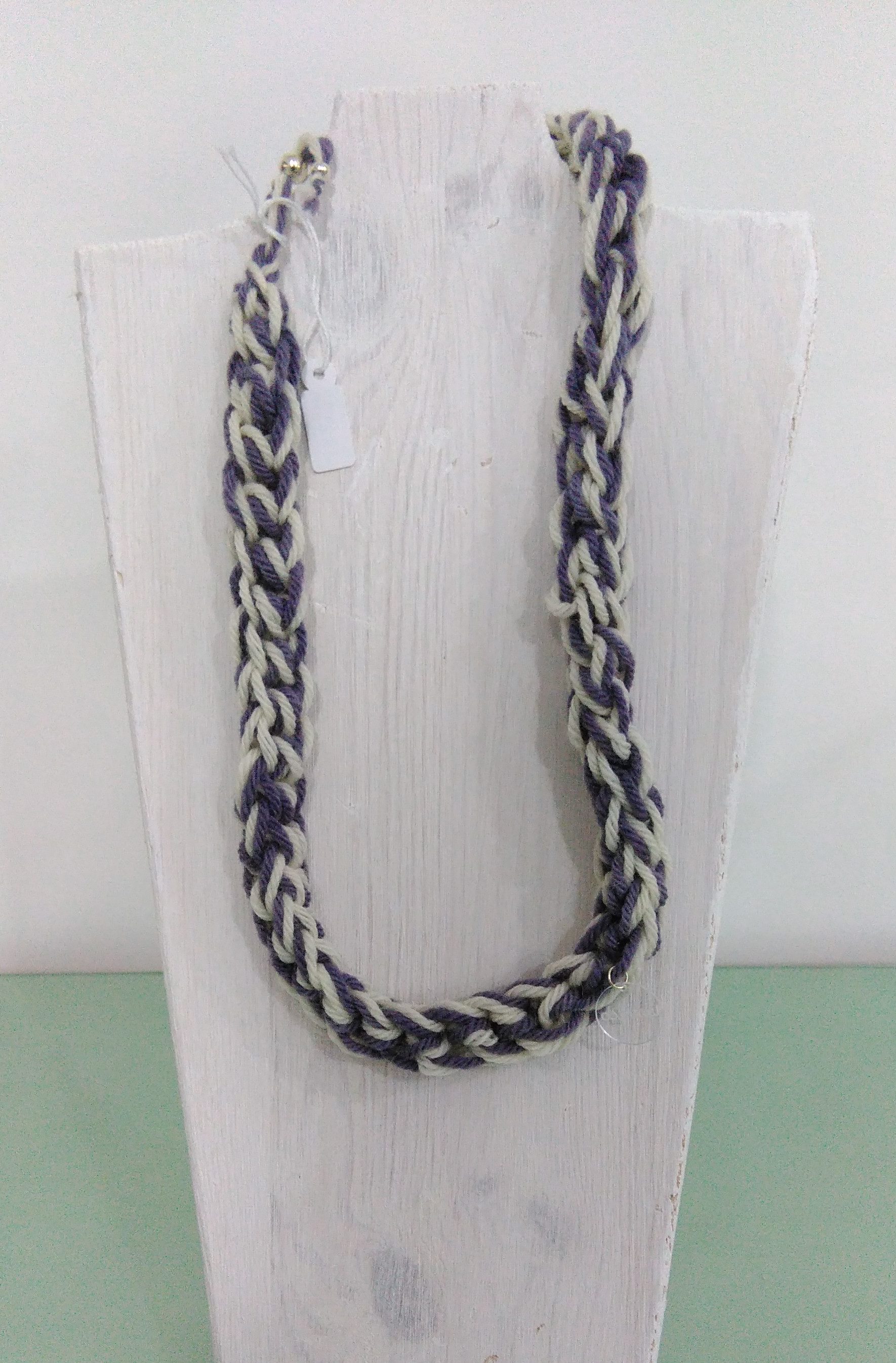 collana di lana naturale due toni lilla e bianco